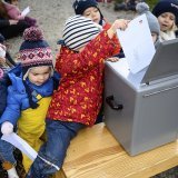 Selon le projet du Grand Conseil valaisan, toutes les familles du canton recevront pour chaque enfant une allocation de 30 francs supplémentaire - le montant passe de 275 à 305 francs. L'initiative déposée par les syndicats demandait une augmentat...